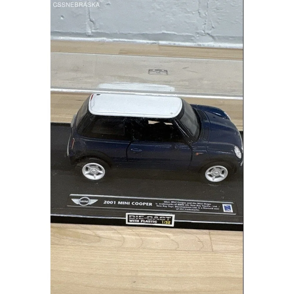 Bburago Blue/White die-cast model with plastic 2001 Mini‎ Cooper